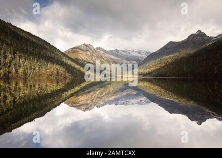 Bergreflexionen im Wuxu Hai Lake, Jiulong County, Sichuan, China Stockfoto