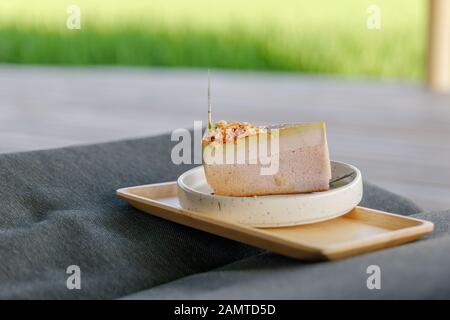 Eierkuchen mit Mung-Bean-Mehl oder Thai-Custard-Kuchen, mit traditionellem geschnittenem Kuchen auf Keramikschale und Holzschale servieren Stockfoto