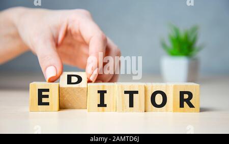 Editor Konzept. Holz- Buchstaben auf dem Schreibtisch, informative und Kommunikation Hintergrund Stockfoto