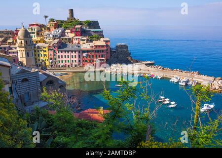 Blick auf Vernazza, einer von fünf alten, malerischen Dörfern, die von Italien Cinque Terre auf der schroffen Ligurische Küste machen Stockfoto