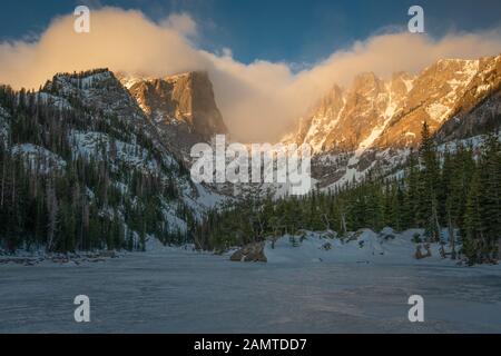 Frozen Dream Lake und Hallett Peak bei Sunrise, Rocky Mountain National Park, Colorado, USA Stockfoto