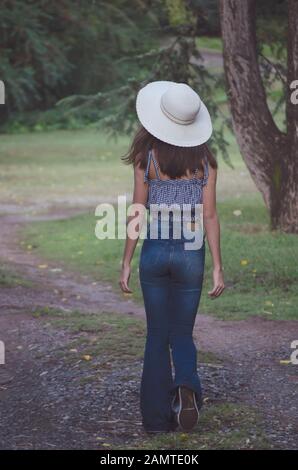 Mädchen im Teenager-Alter, die durch Wald, Argentinien, spazieren Stockfoto