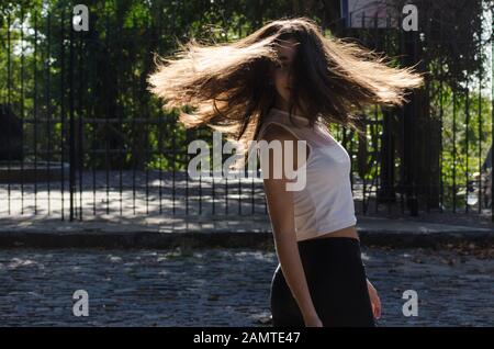 Teenager-Mädchen, das in der Straße steht und sich herumdreht, Argentinien Stockfoto