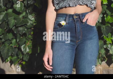 Nahaufnahme eines Teenager-Mädchens mit der Hand in der Jeanstasche, Argentinien Stockfoto