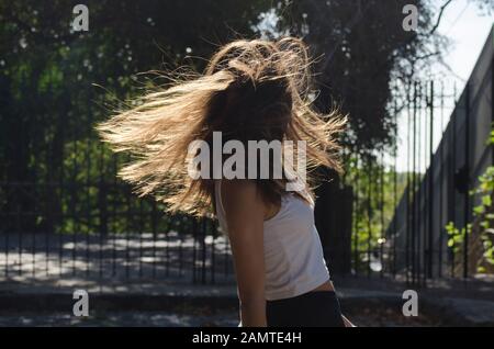 Teenager-Mädchen, das in der Straße steht und sich herumdreht, Argentinien Stockfoto