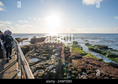 Küstennahe Winterszene. La Jolla, Kalifornien, USA. Die Aussicht ist von der Wasserwand am Kinderpool Beach. Stockfoto