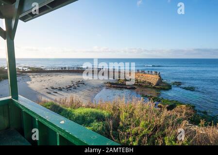 Küstennahe Winterszene. La Jolla, Kalifornien, USA. Die Aussicht ist von der Wasserwand am Kinderpool Beach. Stockfoto