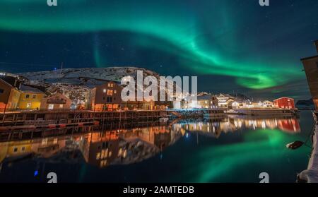 Nordlichter über Nyksund, Langoya, Vesteralen, Nordland, Norwegen Stockfoto