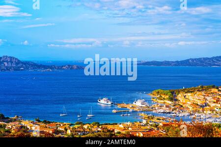 Panorama in La Maddalena an der Costa Smeralda im mediterranen Meeresreflex Stockfoto