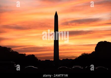 Silhouette des Washington Monument bei Sonnenuntergang, District of Columbia, USA