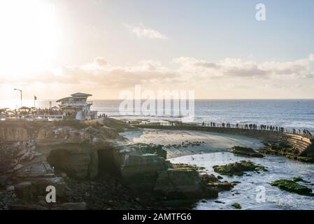 Küstennahe Winterszene. La Jolla, Kalifornien, USA. Blick auf den Kinderpool Beach. Stockfoto