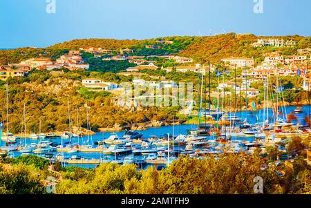 Stadtbild mit Luxusyachten am Yachthafen in Porto Cervo Italien Reflex Stockfoto