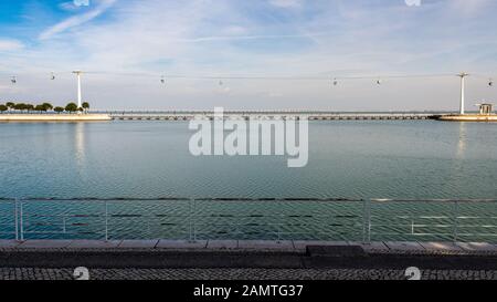 Die Seilbahn Telecabine Lissabon überquert die Zuflüsse der Tejo-Flussmünde am Parque das Nações im Osten der Stadt Lissabon. Stockfoto