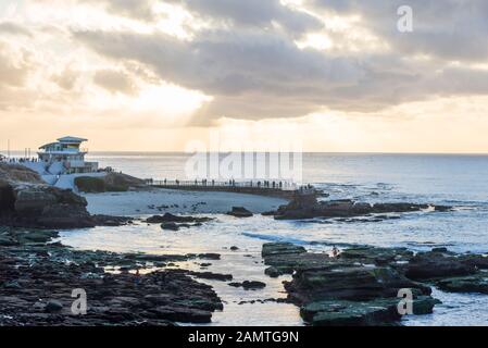 Küstennahe Winterszene. La Jolla, Kalifornien, USA. Blick auf den Kinderpool Beach. Stockfoto