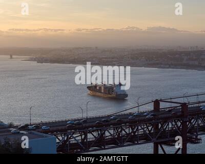 Lissabon, Portugal - 16. März 2016: Ein Containerschiff segelt an der Flussmünde des Tejo vorbei am Atlantik an Belem in den Vororten von Lisbo Stockfoto