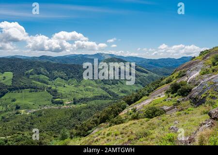 Schöner Blick auf die Teeplantagen im Eravikulam National Park in Kerala, Südindien am sonnigen Tag Stockfoto