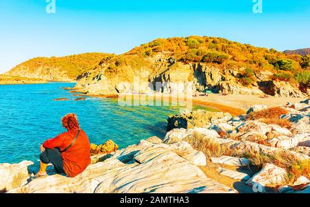 Frau in Chia Beach und im Mittelmeer Südsardinien Italien Reflex Stockfoto