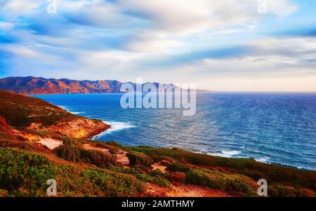 Küste des Mittelmeeres in Portoscuso Carbonia Sardinien Reflex Stockfoto