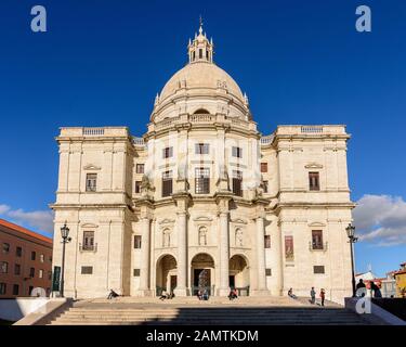 Lissabon, Portugal - 15. März 2016: Die Menschen sitzen zur Ruhe auf den Stufen der National-Pantheon-Mausoleumkirche in Lissabon, Portugal. Stockfoto