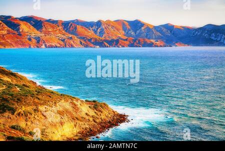 Küste des Mittelmeeres in Portoscuso Carbonia Sardinien Reflex Stockfoto