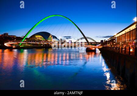 Das Sage Theatre spiegelte sich im Fluss Tyne und den berühmten Brücken von Newcastle in Englands nordöstlichster Stadt wider. Stockfoto