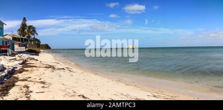 Blauer Himmel über dem Anna Maria Island City Pier auf der Insel Anna Maria, Florida. Stockfoto