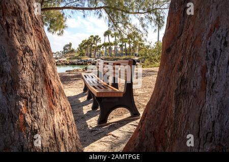 Bank mit Blick auf den Anna Maria Island City Pier auf der Insel Anna Maria, Florida. Stockfoto