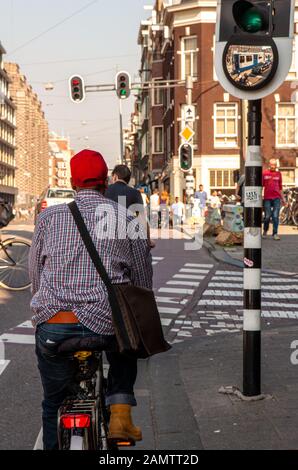 Amsterdam, Niederlande - 2. Oktober 2011: Ein Radfahrer wartet auf ein Verkehrssignal im Zentrum der Stadt Amsterdam. Stockfoto