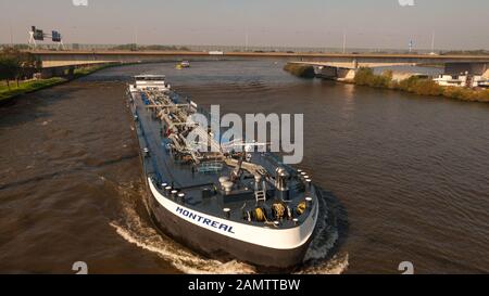 Amsterdam, Niederlande - 2. Oktober 2011: Frachtkähne passieren auf dem Amsterdamer Rheinkanal unter der AUTOBAHN A10, von Nesciobrug aus gesehen im Sout Stockfoto