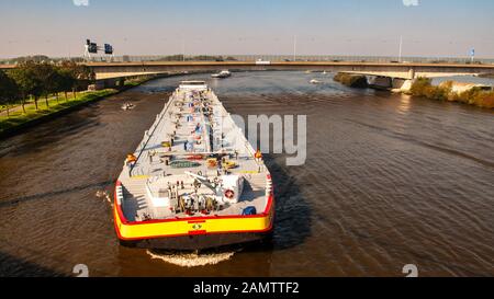 Amsterdam, Niederlande - 2. Oktober 2011: Frachtkähne passieren auf dem Amsterdamer Rheinkanal unter der AUTOBAHN A10, von Nesciobrug aus gesehen im Sout Stockfoto