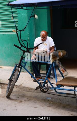 Ein kubanischer Mann las die Zeitung im alten Havanna, Kuba. Stockfoto
