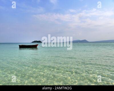 Fischboot an der Küste von Koh Rong, Kambodscha Stockfoto