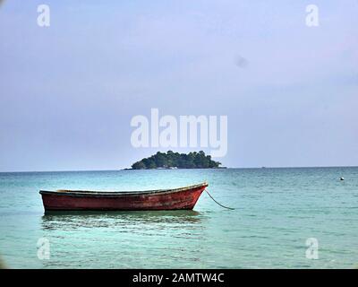 Fischboot an der Küste von Koh Rong, Kambodscha Stockfoto