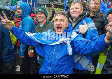 Glasgow, Großbritannien. Januar 2020. Während des märz wird ein Mann beobachtet, der Kameras von Fotografen posiert und anruft.80.000 Anhänger unterstützten die schottische Unabhängigkeit nach den Parlamentswahlen im Vereinigten Königreich und dem bevorstehenden Datum des 31. Januar, als Großbritannien die Europäische Union verlässt und Schottland gegen seinen Willen aus dem Land zieht, Infolgedessen hielt die Gruppe All Under One Banner einen notfallmarsch durch das Zentrum von Glasgow ab, um sowohl gegen die Londoner Herrschaft als auch gegen Brexit zu protestieren. Credit: Sopa Images Limited/Alamy Live News Stockfoto
