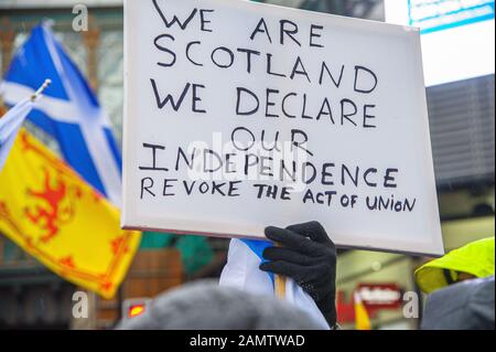 Glasgow, Großbritannien. Januar 2020. Ein Schild mit der Aufschrift "We are Scotland We Declare Our Independence" (wir sind Schottland, wir erklären unsere Unabhängigkeit) während des märz.80.000 Anhänger unterstützten die schottische Unabhängigkeit nach den Parlamentswahlen im Vereinigten Königreich und dem bevorstehenden Datum des 31. Januar, als Großbritannien die Europäische Union verlässt und Schottland gegen seinen Willen aus dem Land zieht, Infolgedessen hielt die Gruppe All Under One Banner einen notfallmarsch durch das Zentrum von Glasgow ab, um sowohl gegen die Londoner Herrschaft als auch gegen Brexit zu protestieren. Credit: Sopa Images Limited/Alamy Live News Stockfoto