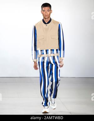 New YORK, NY - 06.09.2019: Ein Modell läuft auf der Carlos Campos Show während der New York Fashion Week Mens Spring Summer 2020 auf der Landebahn Stockfoto
