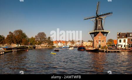 Haarlem, Niederlande - 1. Oktober 2011: Boote passieren die Windmühle De Adriaan am Fluss Spaarne in der Haarlem Altstadt. Stockfoto