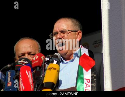 Tunis, Tunisien. Januar 2020. Noureddine Taboubi, der tunesische Generalsekretär der Arbeitsunion (UGTT), hält während des Jubiläums eine Rede. Die Tunesier versammeln sich im Gebäude der Tunesischen Allgemeinen Arbeitsunion (UGTT) zum 9. Jahrestag des Abtrünnigen von Präsident Zine El Abidine Ben Ali. Credit: Sopa Images Limited/Alamy Live News Stockfoto