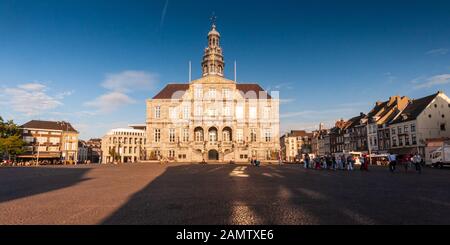 Maastrict, Niederlande - 26. September 2011, Fußgänger gehen am Rathaus der Stadt Stadhuis im Maastrict Markt vorbei. Stockfoto