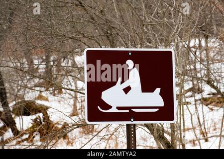 Ein schneemobil Kreuzung auf dem Rand eines Dorfes Straße in der Spekulant, NY, USA Stockfoto