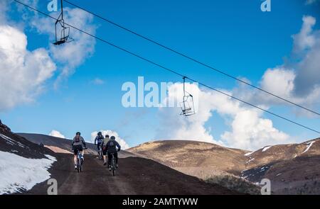 Osorno, Chile - 26. September 2009: Radfahrer klettern auf den Vulkan Casablanca in der Antillanca Range der patagonischen Anden in Chile. Stockfoto