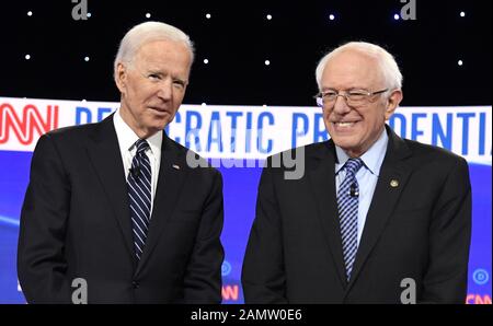 Des Moines, Vereinigte Staaten. Januar 2020. 2020 die demokratischen Präsidentschaftskandidaten Joe Biden (L) und Bernie Sanders plaudern auf der Bühne, bevor es in des Moines, Iowa, Dienstag, 14. Januar 2020 zu einer Debatte kommt. Die Debatte kommt drei Wochen vor Iowas Erstem in der Nation und warnt den 3. Februar. Foto von Mike Theiler/UPI. Credit: UPI/Alamy Live News Stockfoto