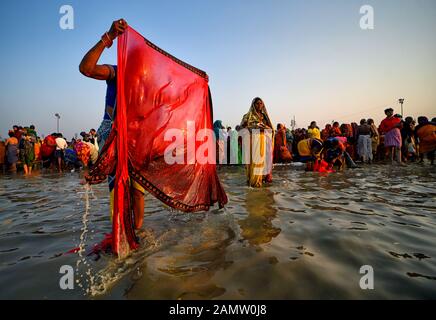 Namkhana, Indien. Januar 2020. NAMKHANA, INDIEN - 14. JANUAR 2020: Hindu-Anhänger waschen ihre Kleidung, nachdem sie während des Festivals ein heiliges Bad genommen hat.Gangasagar ist einer der religiösen Orte für Hindu-Pilger an der Bucht von Bengalen, wo Millionen von Gläubigen jährlich während Makar Sankranti ein heiliges Bad nehmen (Übergang der Sonne) gemäß Hindu-Kalender und bitten den Kapil Muni Tempel. Der Termin für dieses Festival liegt normalerweise zwischen dem 13. Und 15. Januar eines jeden Jahres. Credit: Sopa Images Limited/Alamy Live News Stockfoto