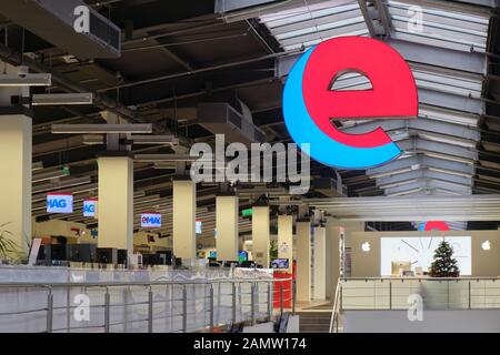 Bukarest, Rumänien - 22. Dezember 2019: Großes EMAG-Logo, das in ihrem Hauptvorstellungsraum in Bukarest, Rumänien, hoch hängt. Stockfoto