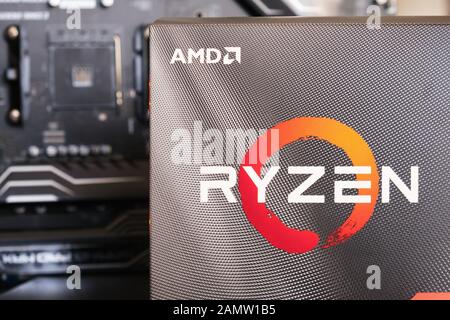 Los Angeles, CA, USA - 30. Dezember 2019: AMD Ryzen CPU-Box vor einem Motherboard. Stockfoto