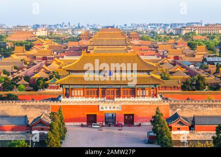 Die Verbotene Stadt vom Jingshan-Hügel aus gesehen. Der chinesische Text auf der Tablette lautet "Palastmuseum" und "könnte Tor machen". Stockfoto