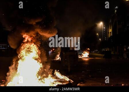 Hamra, Beirut. Januar 2020. Demonstranten in der Innenstadt von Beirut, am Tag 90 der anhaltenden Proteste gegen die Regierung im Libanon, die auf die Straße gehen, um zu fordern, dass innerhalb der nächsten 48 Stunden eine neue Regierung gebildet wird, Nach zwei Wochen mit umfangreichen Stromproblemen im Staat, bei denen ein Großteil des Landes 18 Stunden oder mehr staatlicher Stromausfälle pro Tag erlitt. Demonstranten hatten Banken ins Visier genommen, die nur begrenzte Rücknahmen hatten, und zündeten Brände an, die Straßen im ganzen Land blockierten. Credit: Elizabeth Fitt/Alamy Live News Stockfoto