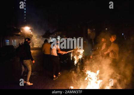 Hamra, Beirut. Januar 2020. Demonstranten in Hamra, Beirut, am 90. Tag der anhaltenden Proteste gegen die Regierung im Libanon, die auf die Straße gehen, um zu fordern, dass innerhalb der nächsten 48 Stunden eine neue Regierung gebildet wird, Nach zwei Wochen mit umfangreichen Stromproblemen im Staat, bei denen ein Großteil des Landes 18 Stunden oder mehr staatlicher Stromausfälle pro Tag erlitt. Demonstranten hatten Banken ins Visier genommen, die nur begrenzte Rücknahmen hatten, und zündeten Brände an, die Straßen im ganzen Land blockierten. Credit: Elizabeth Fitt/Alamy Live News Stockfoto