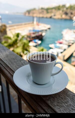 Der alte Hafen von Kaleici aus dem Restaurant mit einer Tasse starken und heißen türkischen Kaffee im Sommertag, Antalya, Türkei Stockfoto