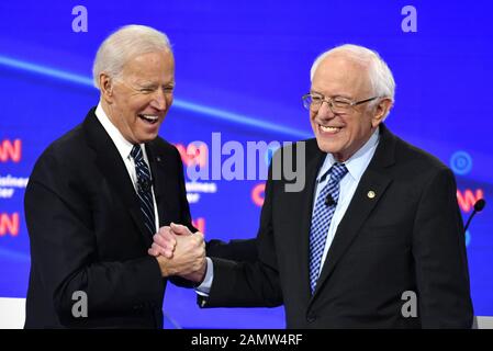 Des Moines, Vereinigte Staaten. Januar 2020. 2020 der demokratische Präsidentschaftskandidat, der ehemalige Vizepräsident Joe Biden, schüttelt mit dem Senator Bernie Sanders die Hände, während sie sich auf der Bühne für eine Debatte in des Moines, Iowa, Dienstag, 14. Januar 2020 versammeln. Die Debatte kommt drei Wochen vor Iowas Erstem in der Nation und warnt den 3. Februar. CNN-Handout/UPI-Kredit: UPI/Alamy Live News Stockfoto